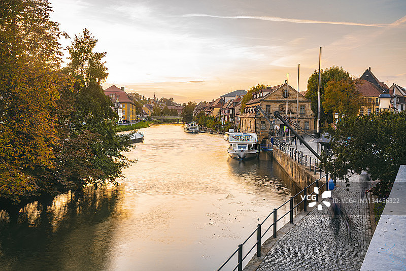 德国巴伐利亚州班贝格老城区雷格尼茨河黄昏图片素材