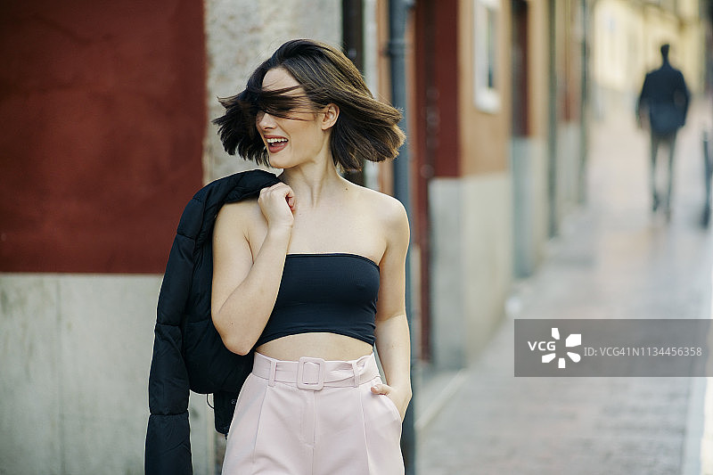 城市里时尚的年轻女性肖像图片素材