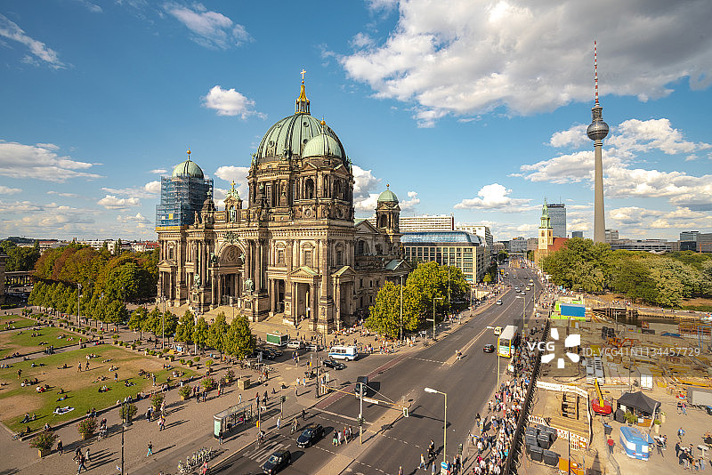 德国柏林：博物馆岛，背景是柏林大教堂和柏林电视塔图片素材