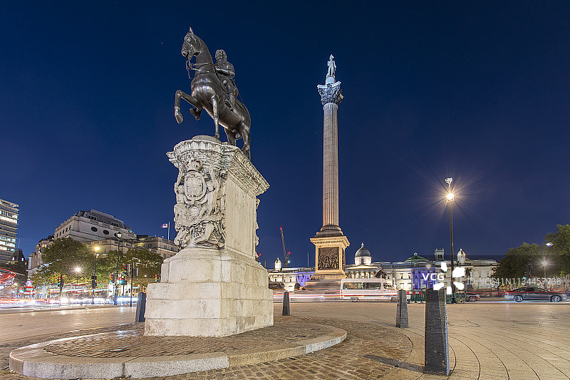 英国，英格兰，伦敦，特拉法加广场，纳尔逊纪念柱和乔治四世雕像夜景图片素材