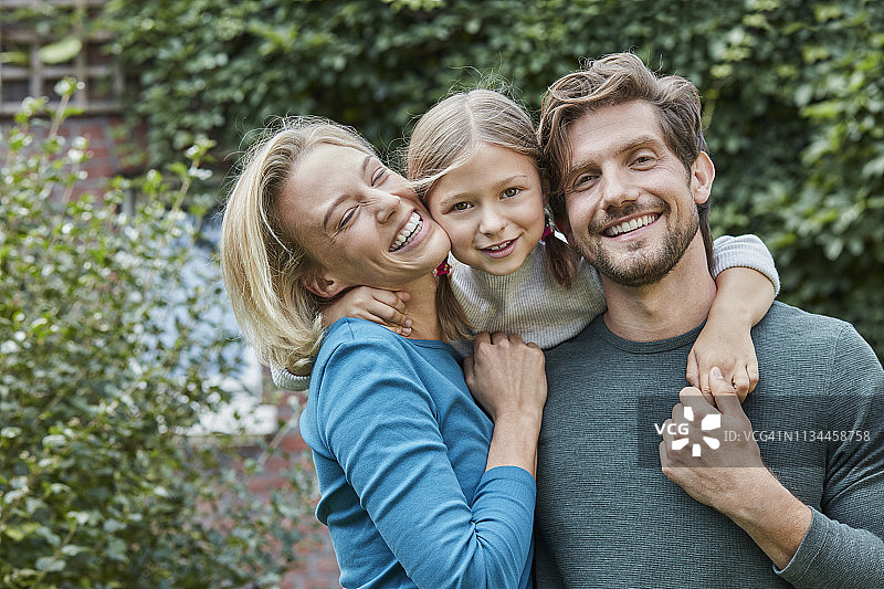 幸福家庭在自家花园中的肖像图片素材