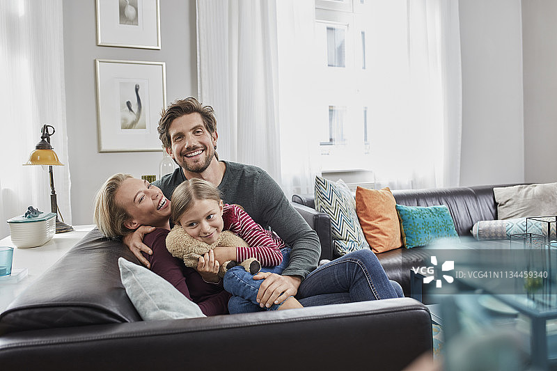 家中沙发上的幸福家庭肖像图片素材