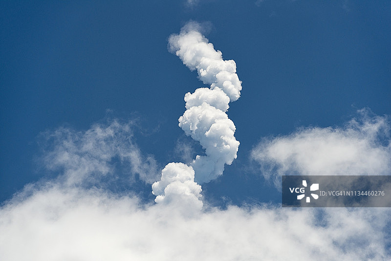 美国佛罗里达州卡纳维拉尔角：SpaceX猎鹰9号火箭发射后，天空中的尾气云图片素材