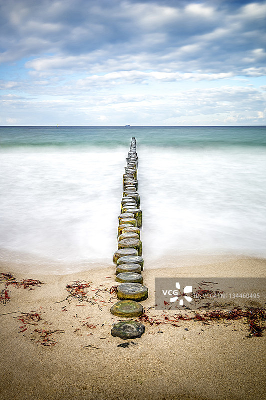 德国海利根达姆：波罗的海，防波堤，从海滩到地平线的视角，长时间曝光图片素材