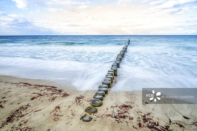 德国海利根达姆：波罗的海，防波堤，从海滩到地平线的视角，长时间曝光图片素材