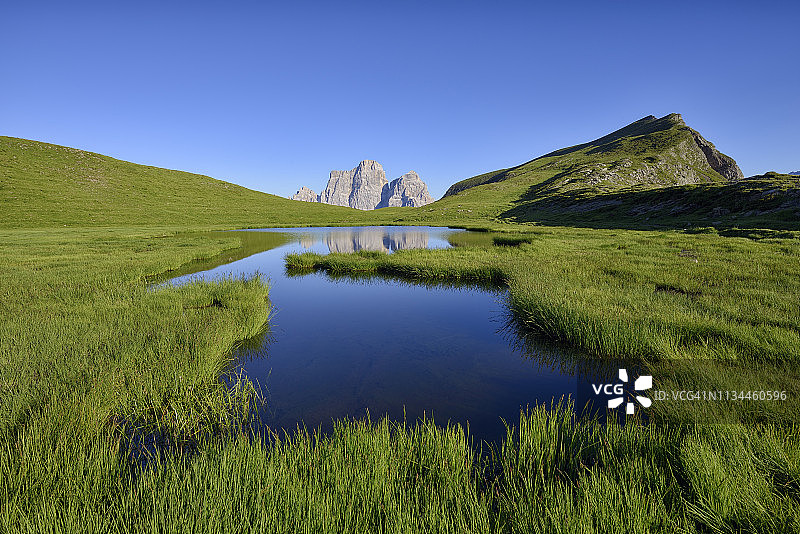意大利贝卢诺省多洛米蒂山塞尔瓦迪卡多雷佩尔莫山倒影在巴斯特湖中图片素材