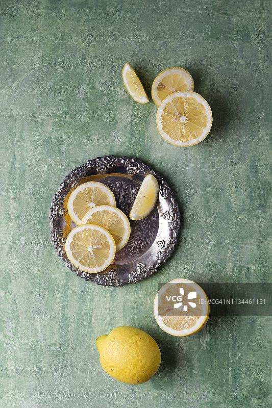 银盘里的柠檬片图片素材