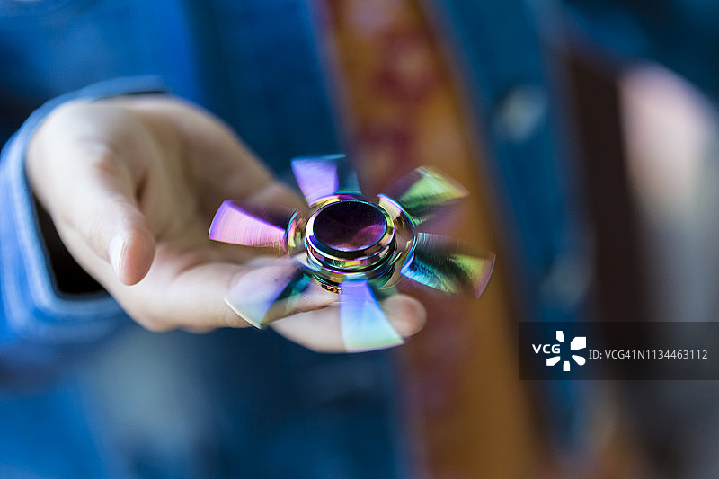 女孩手持旋转指尖陀螺图片素材