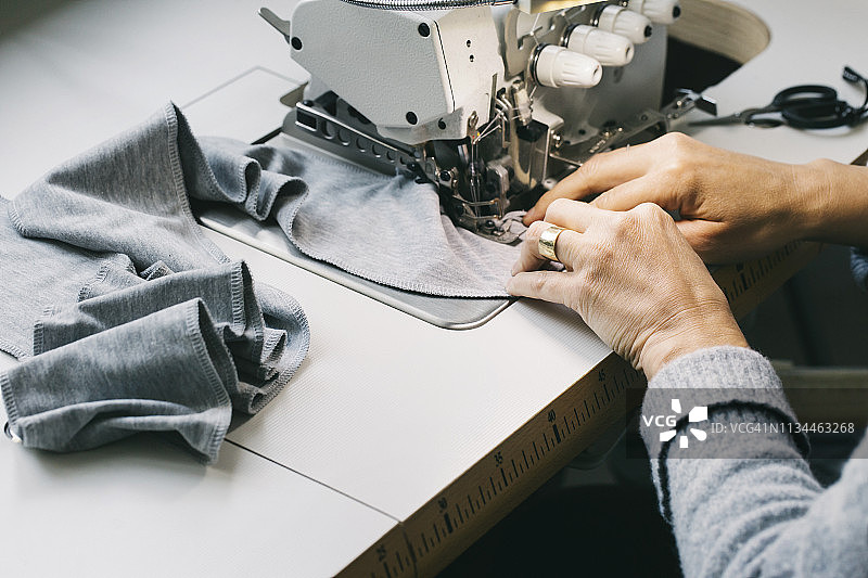 女子使用缝纫机特写图片素材