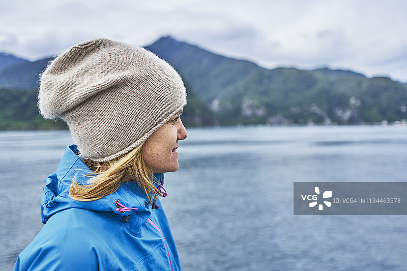 智利蒙特港：眺望峡湾的女性图片素材
