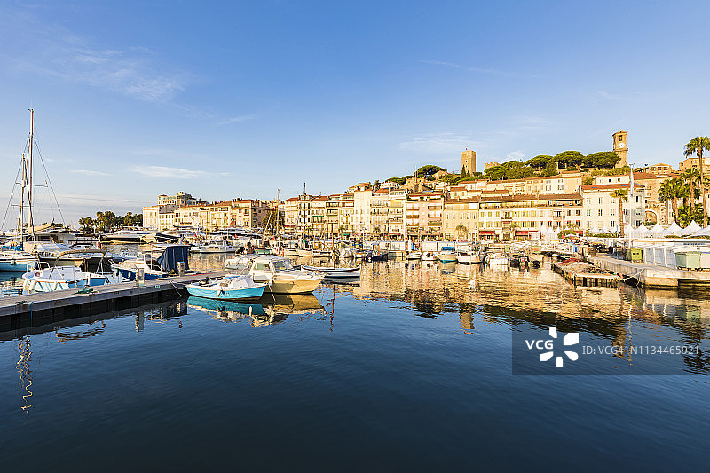 法国戛纳老城区渔港和船只图片素材