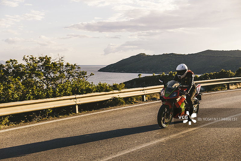 意大利厄尔巴岛骑摩托车的女子图片素材