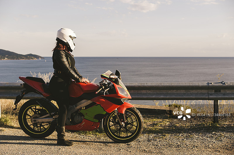 意大利厄尔巴岛：摩托车手图片素材