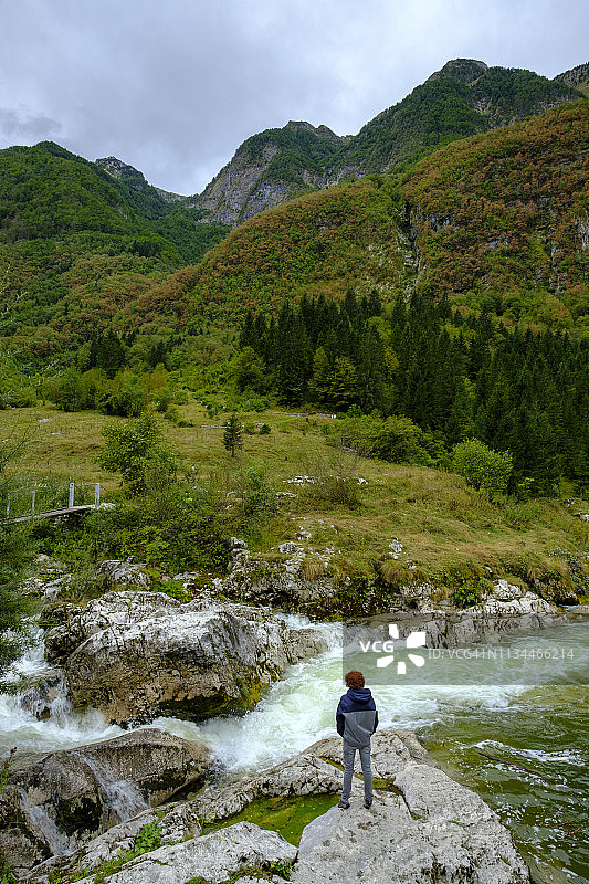 斯洛文尼亚索卡河谷，莱佩尼察河畔的徒步旅行者，特里格拉夫国家公园图片素材