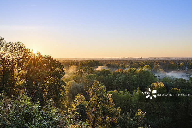 德国上巴伐利亚伊萨尔河漫滩自然保护区秋季风光图片素材