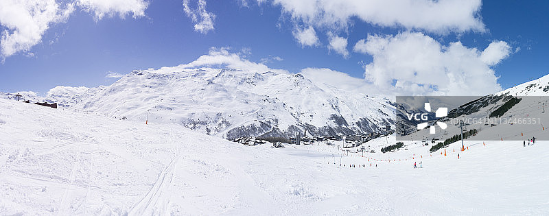 法国，法属阿尔卑斯山，莱梅尼尔，三峡谷滑雪区全景图片素材