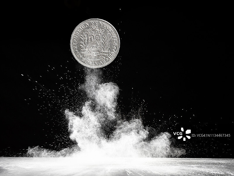 委内瑞拉玻利瓦尔货币下跌并爆炸图片素材