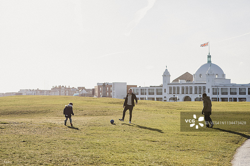 家庭踢足球图片素材