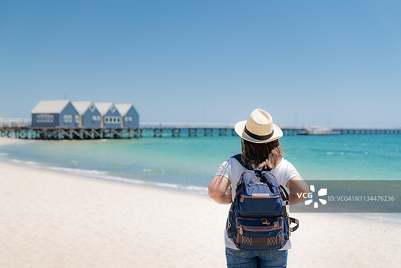 亚洲女性在澳大利亚西澳大利亚州巴瑟尔顿栈桥观光图片素材