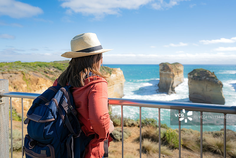 亚洲女游客在澳大利亚大洋路观光图片素材