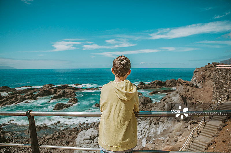 在西班牙加那利群岛特内里费岛男孩看海的背影图片素材