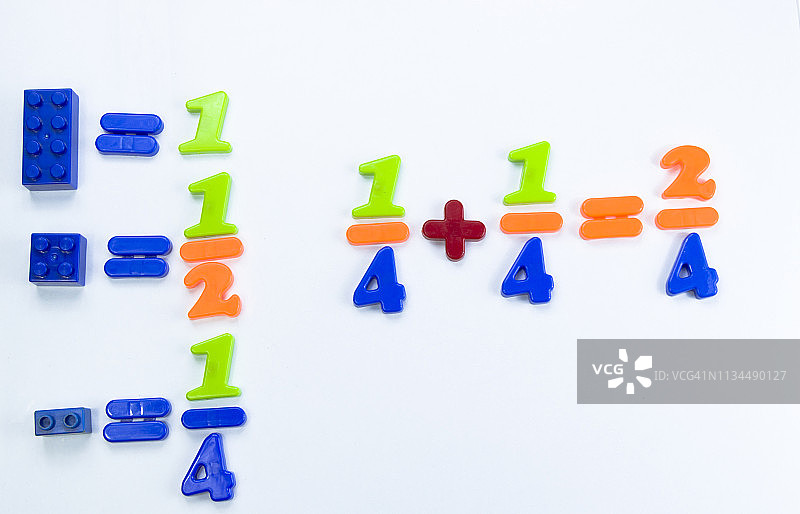 用于教授简单分数的彩色塑料积木图片素材
