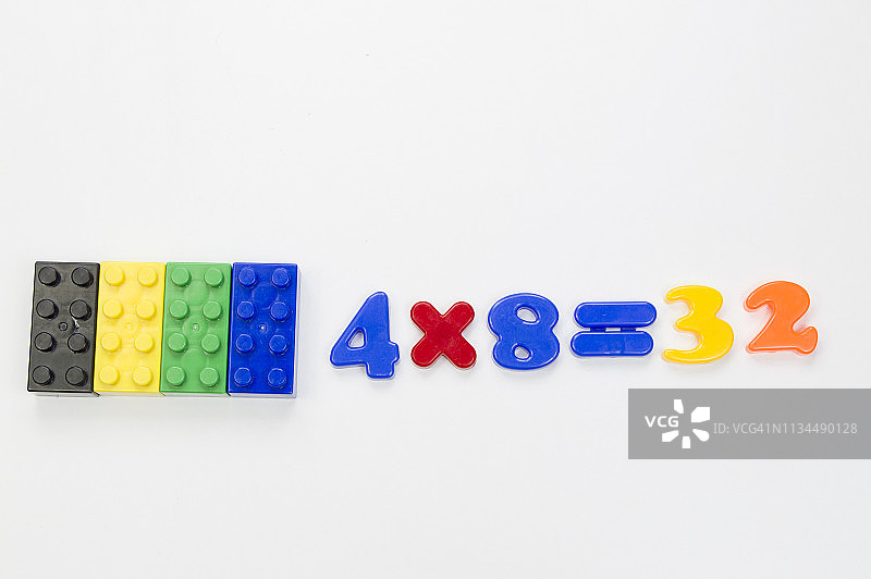 用于教学乘法的彩色塑料积木和磁性数字图片素材