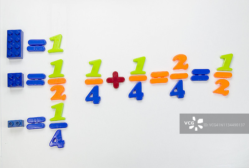 用于教授简单分数的彩色塑料积木图片素材