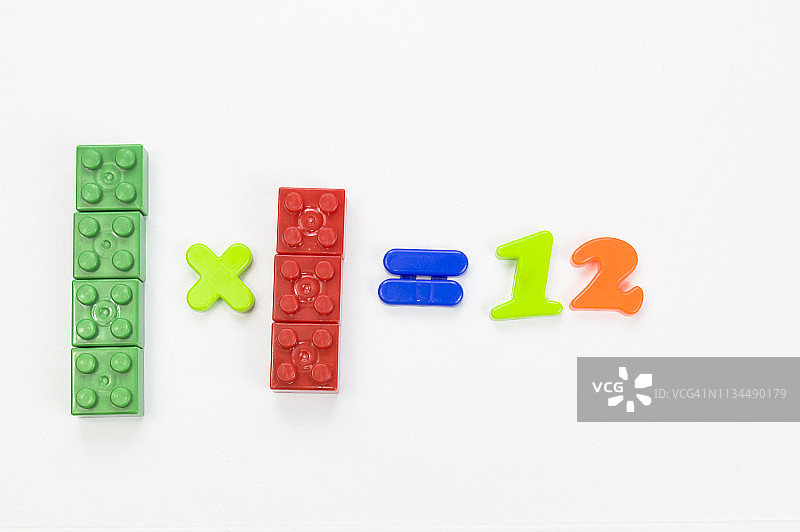 用于教学乘法的彩色塑料积木和磁性数字图片素材