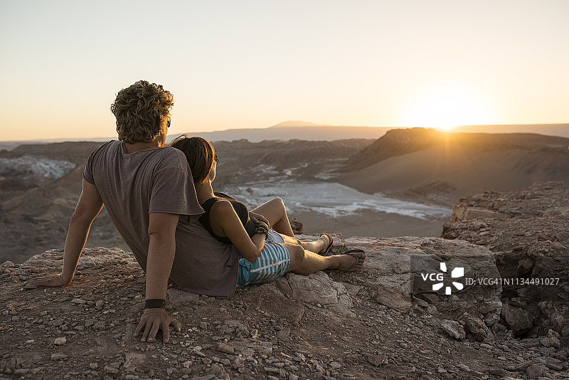 情侣在月亮谷悬崖上图片素材