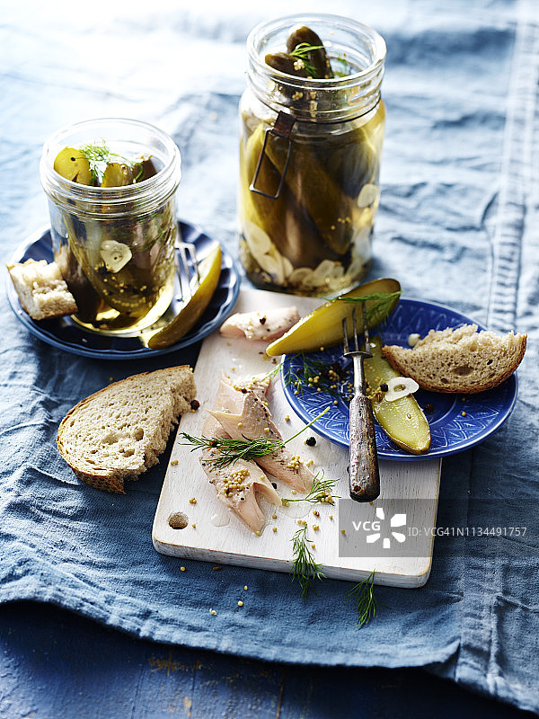 莳萝腌黄瓜配面包特写图片素材