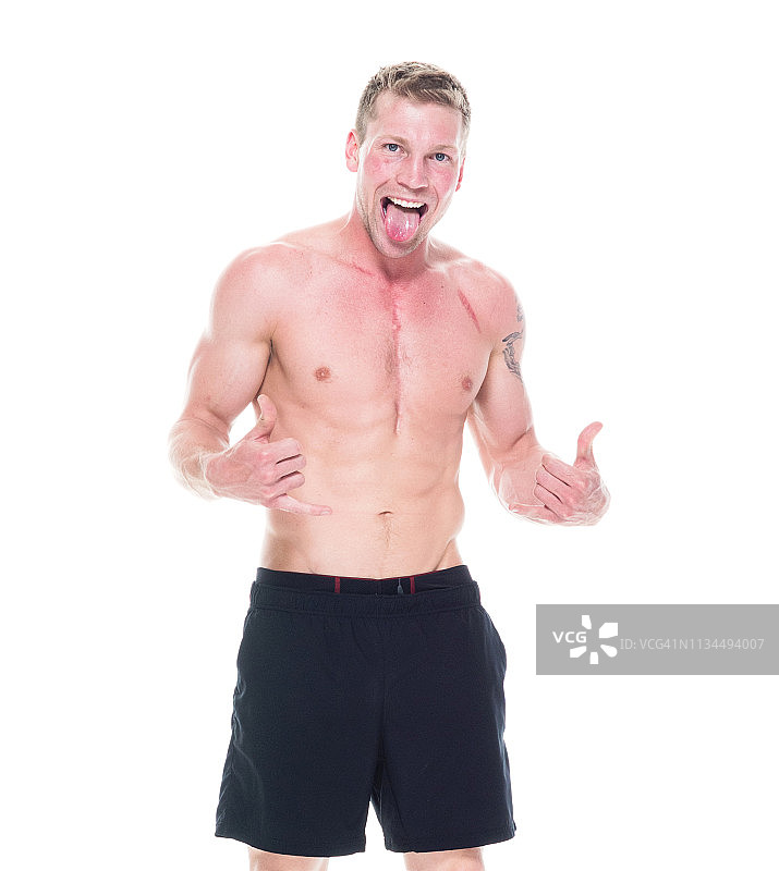 快乐的半裸上身男子做出OK手势图片素材