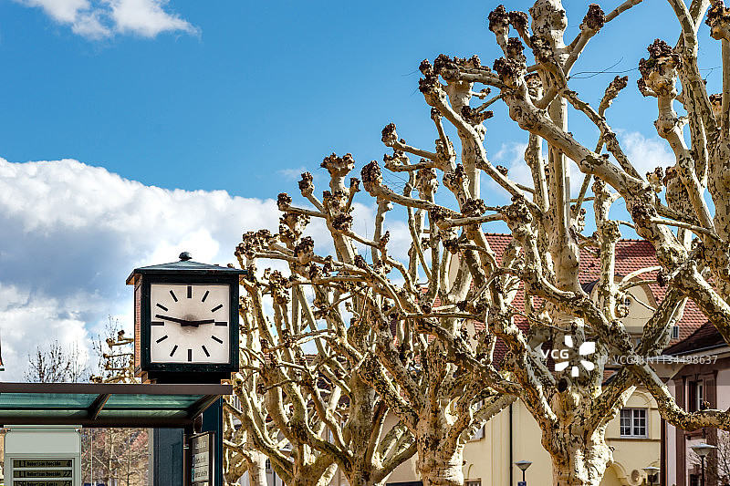 法国斯特拉斯堡公交车站的大型公共时钟图片素材