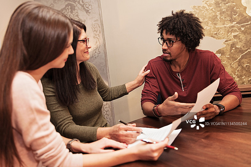 参加休闲会议的一群人图片素材