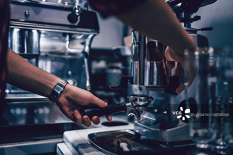 咖啡师烘焙制作新鲜咖啡图片素材