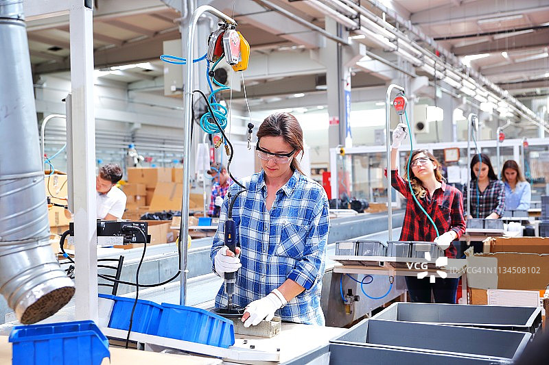 工厂生产线上工作的女工团队图片素材