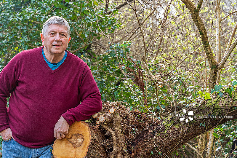 林地里的白人老头图片素材