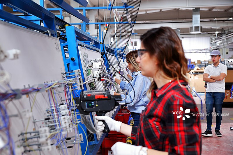 工厂生产线上工作的女工团队图片素材