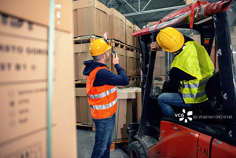 仓库内操作叉车的工人图片素材