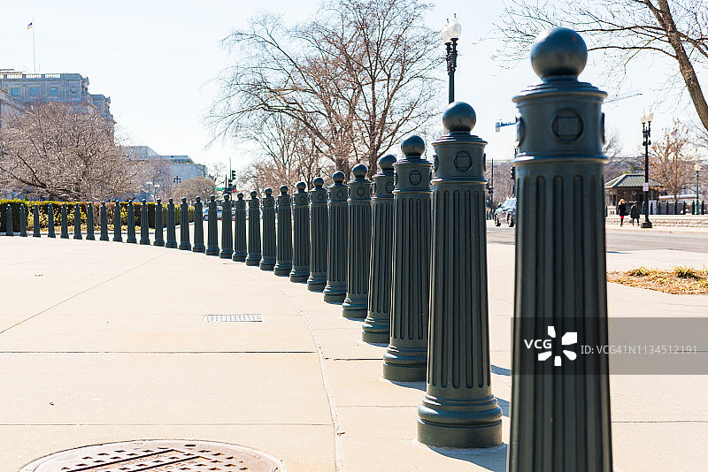 美国最高法院外的安全屏障图片素材