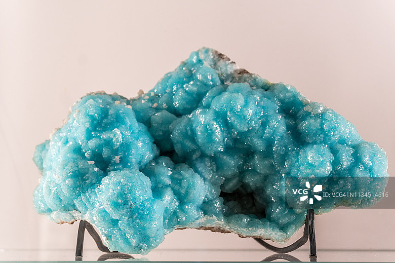 蓝色充填晶洞的异极矿图片素材