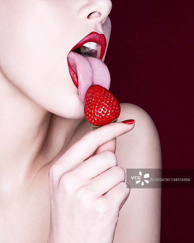 女人舔草莓图片素材