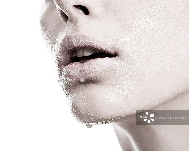嘴唇上沾有液滴的女人特写图片素材