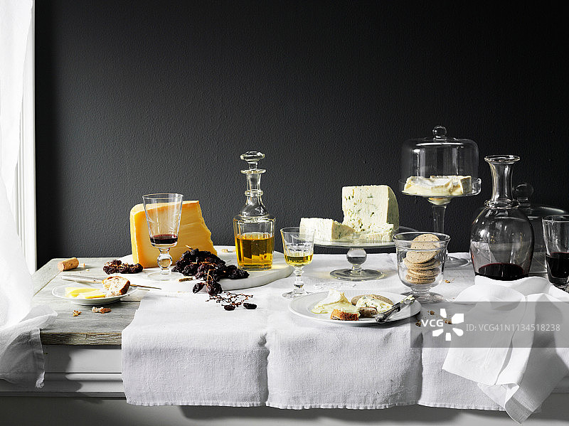 餐桌上的葡萄酒、奶酪和面包图片素材