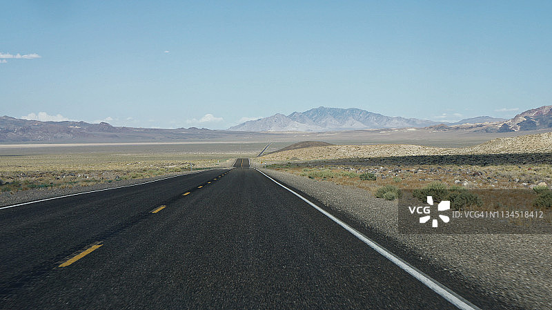 通往内华达州托诺帕的空旷道路图片素材