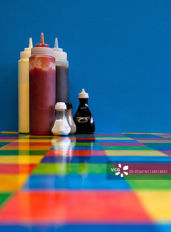 餐厅餐桌上的调味品图片素材