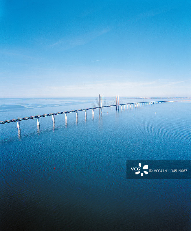 连接丹麦和瑞典的厄勒海峡大桥图片素材