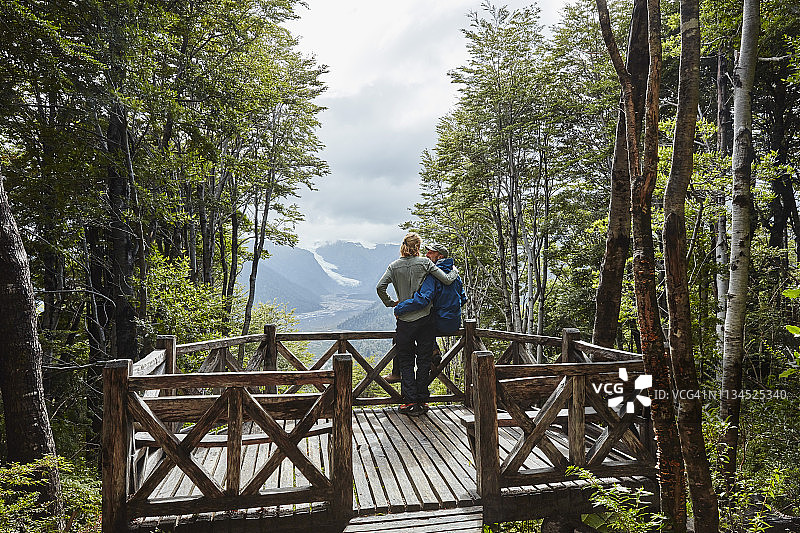 智利蓬马林公园：情侣在观景台欣赏冰川图片素材