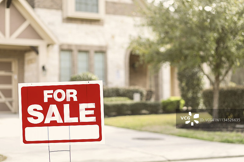 院子里有房地产标志的待售房屋图片素材