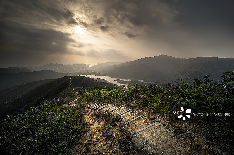 徒步小径山峰的日落图片素材